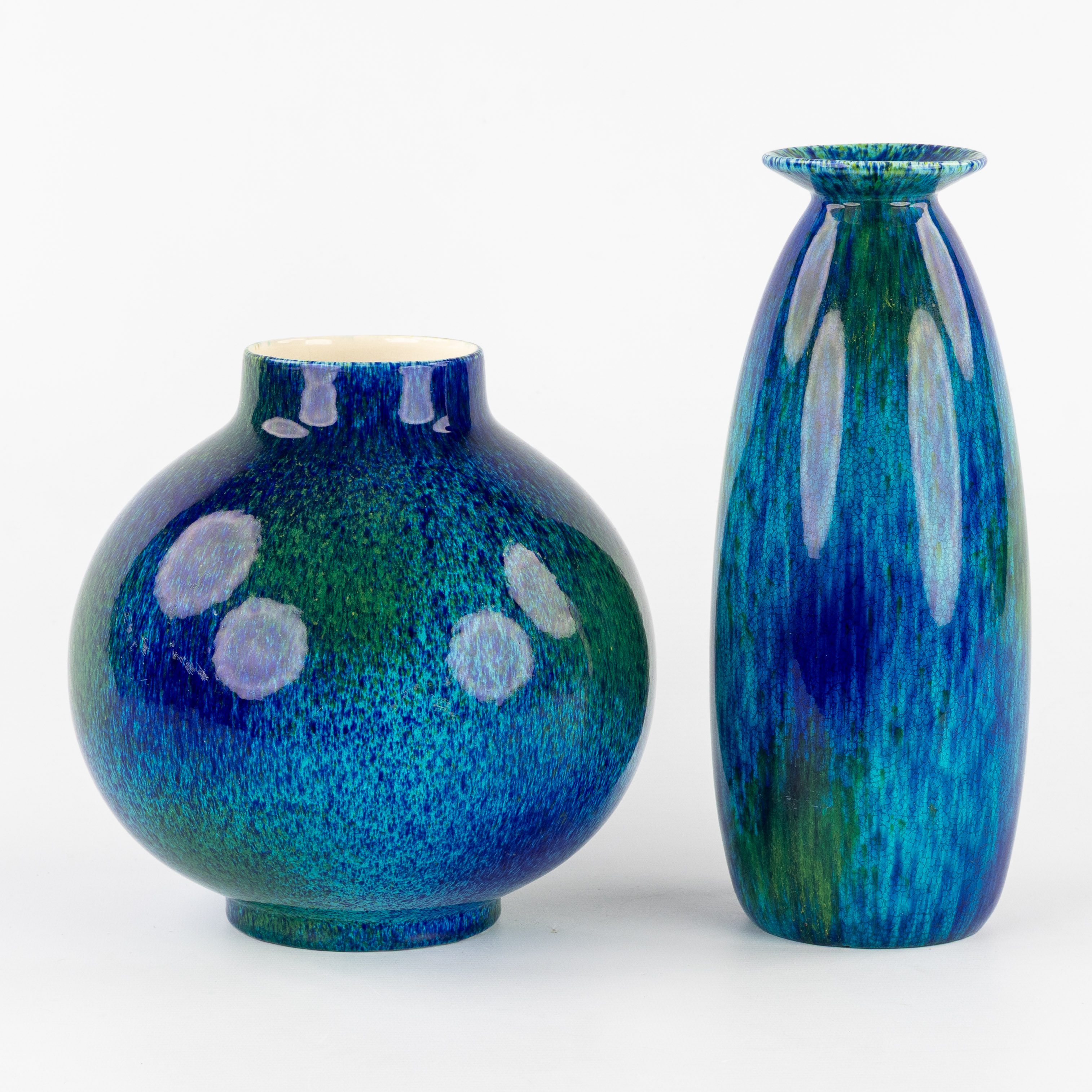 Twee blauwe vazen, geglazuurd keramiek voor Boch Keramis. (L:9 x H:31 cm)